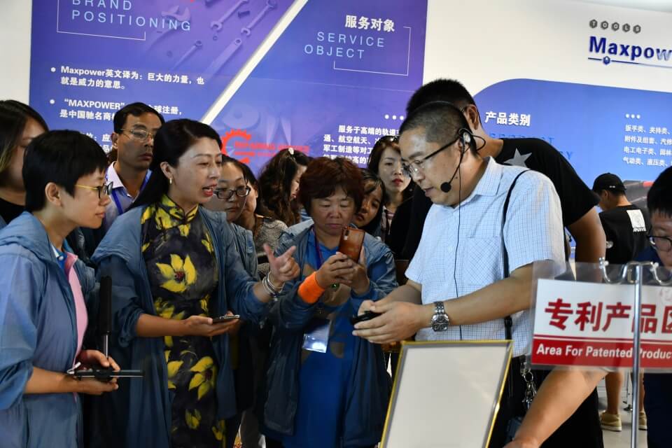 "全國百名主播、記者融媒體聯(lián)合采訪團(tuán)”走進(jìn)威力工具(圖4)