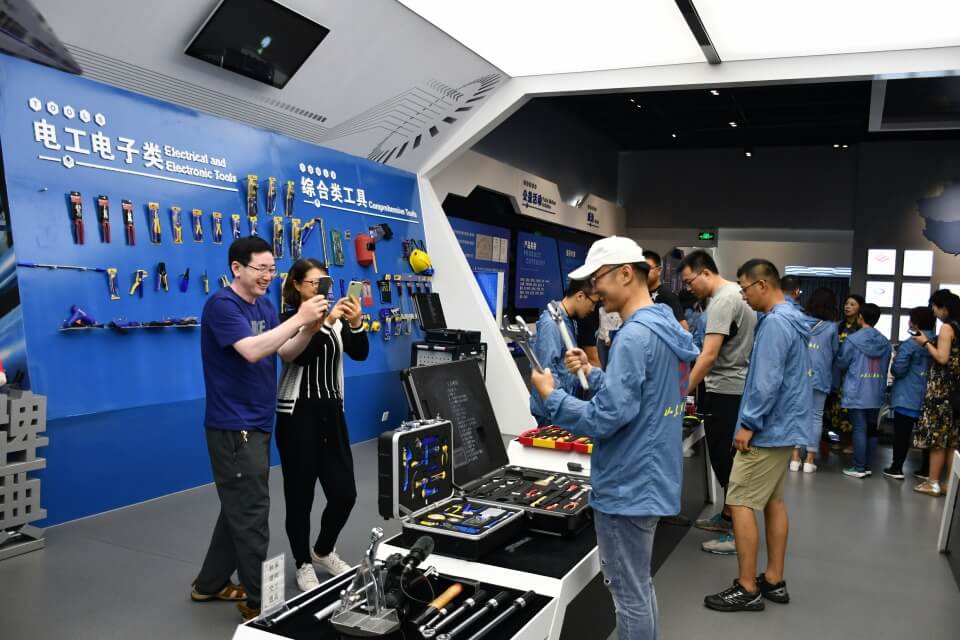 "全國百名主播、記者融媒體聯(lián)合采訪團(tuán)”走進(jìn)威力工具(圖8)