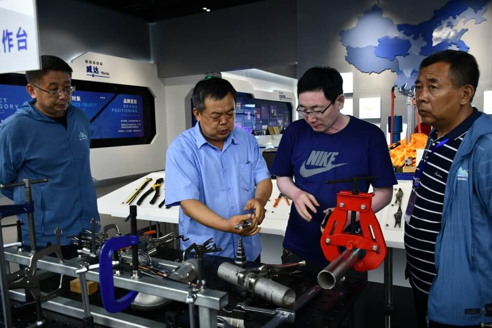 "全國百名主播、記者融媒體聯(lián)合采訪團(tuán)”走進(jìn)威力工具(圖5)